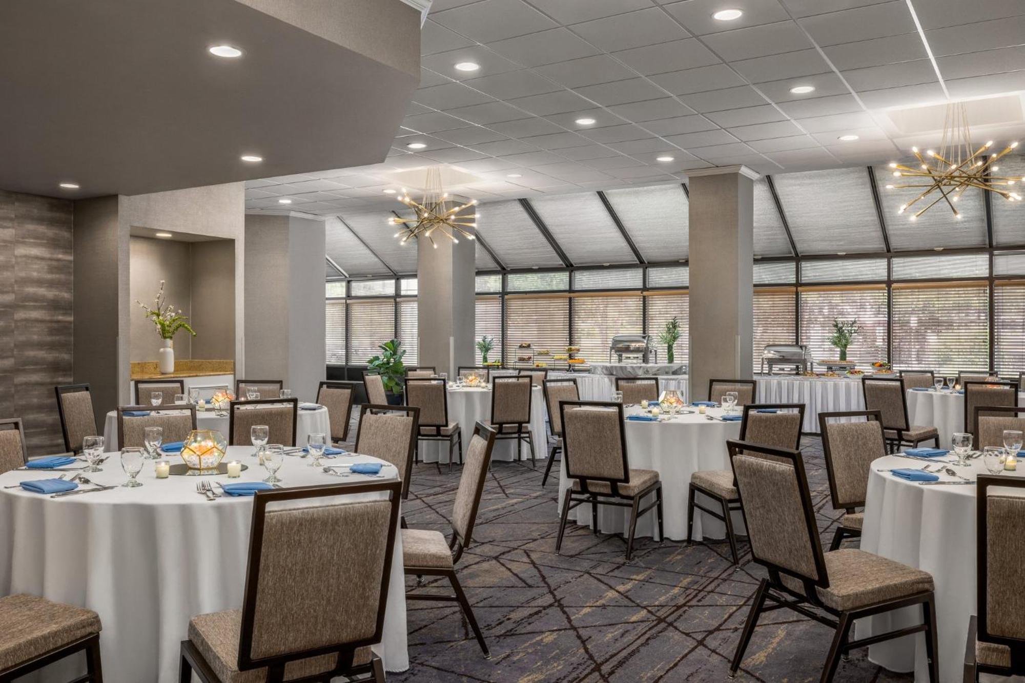 Hotel Crowne Plaza Edison By Ihg Exterior foto